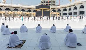 Australian Muslim pilgrims comparing DIY Umrah planning with organised Umrah travel packages while preparing for pilgrimage to Makkah