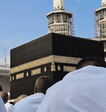 Pilgrims performing Tawaf around the Kaaba in Masjid al-Haram, Makkah, illustrating different types of Tawaf during Hajj and Umrah rituals
