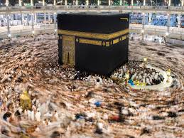 Pilgrims performing Tawaf around the Kaaba in Masjid al-Haram, Makkah, showing a moment of brief interruption before continuing the ritual from the same point