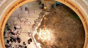 Pilgrims performing Sa’i between Safa and Marwah in Masjid al-Haram, Makkah during Umrah, walking seven laps as part of pilgrimage rituals